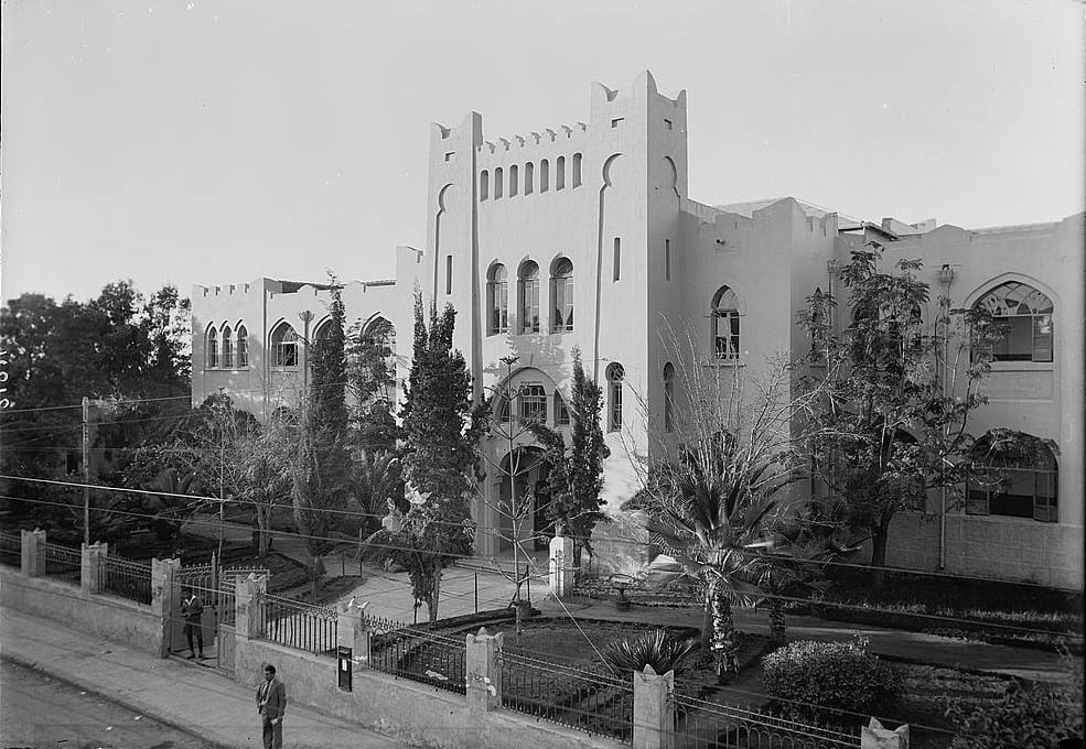 צילום היסטורי בשחור-לבן של מבנה הגימנסיה הרצליה ברחוב הרצל